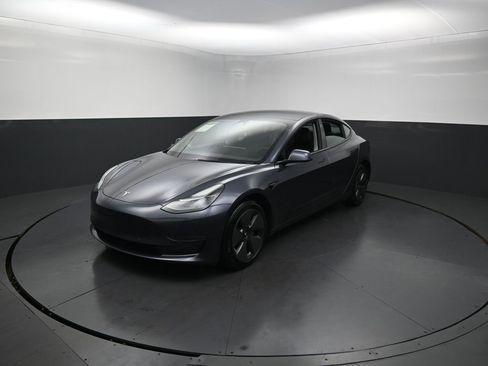 Used 2022 Tesla Model 3 Standard Range image 8
