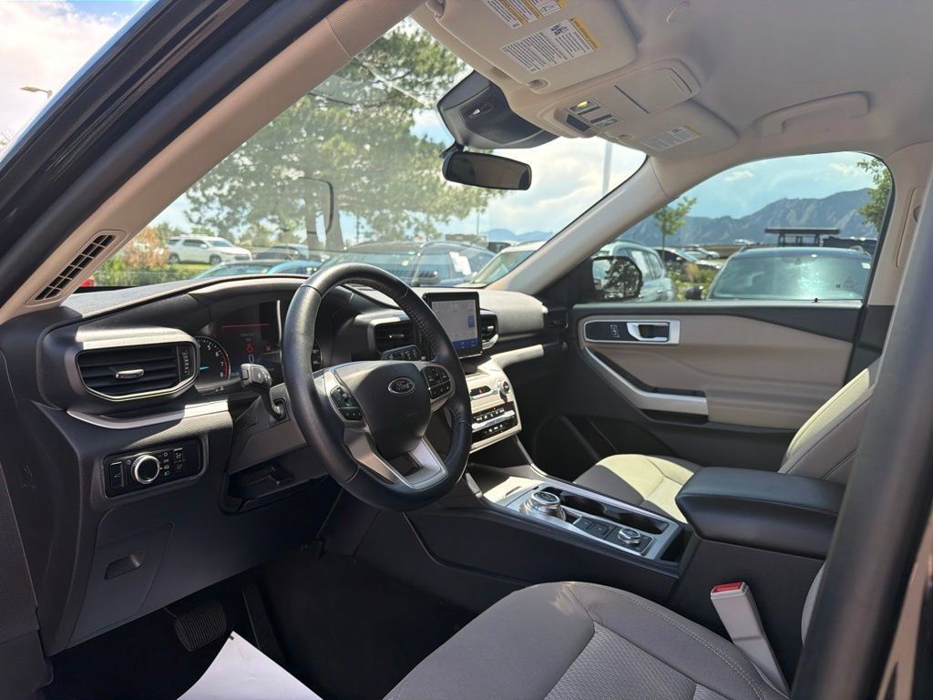 Used 2023 Ford Explorer XLT AWD/4WD image 25