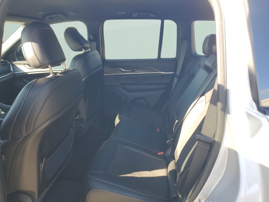 Used 2026 Jeep Grand Cherokee Altitude RWD image 10