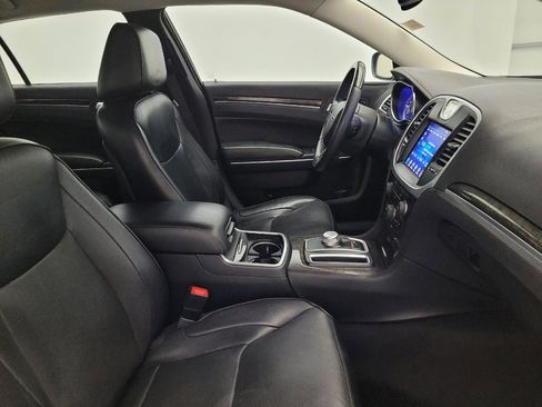 Used 2017 Chrysler 300 C image 21