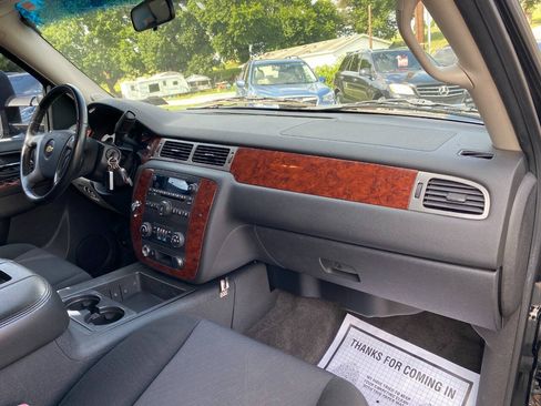 Used 2011 Chevrolet Suburban 2500 LS w/ Skid Plate Package AWD/4WD image 29