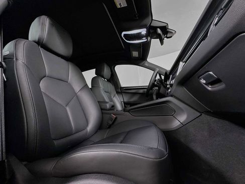 Certified 2025 Porsche Macan image 30