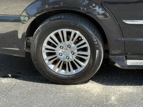 Used 2011 Chrysler Town & Country Limited FWD image 7