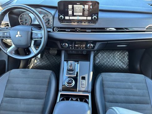 Used 2024 Mitsubishi Outlander SE image 16