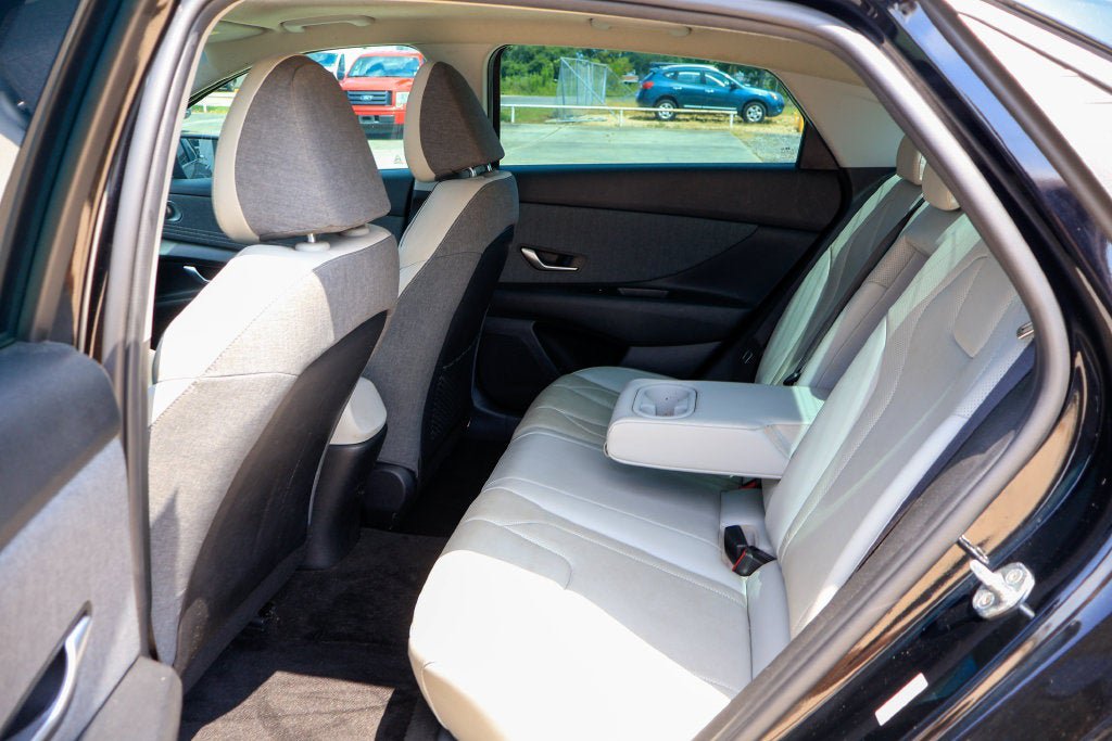 Used 2023 Hyundai Elantra Limited FWD image 9