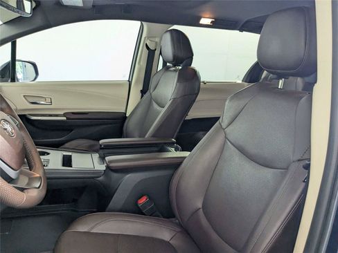 Certified 2022 Toyota Sienna Platinum FWD image 12