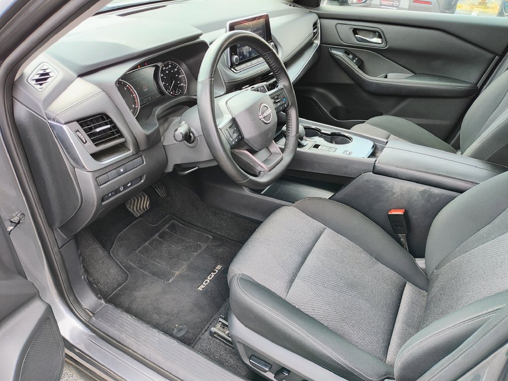 Used 2025 Nissan Rogue SV FWD image 12