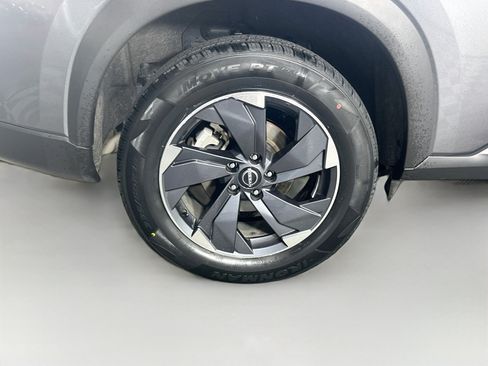 Used 2025 Nissan Rogue SV FWD image 11