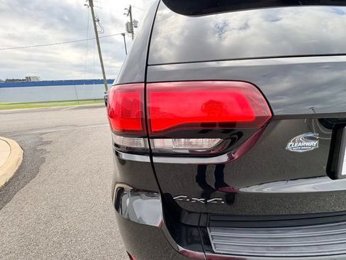 Used 2018 Jeep Grand Cherokee Altitude AWD/4WD image 15