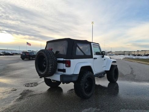 Used 2016 Jeep Wrangler Sahara w/ Connectivity Group image 5