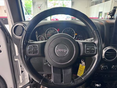 Used 2015 Jeep Wrangler Unlimited Rubicon w/ Connectivity Group AWD/4WD image 21
