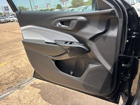 Used 2025 Chevrolet Trax LT FWD image 18