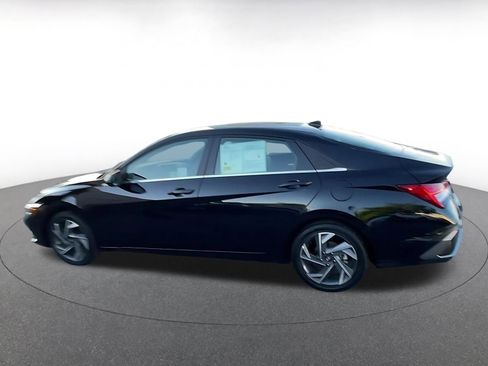 Used 2025 Hyundai Elantra Limited image 10