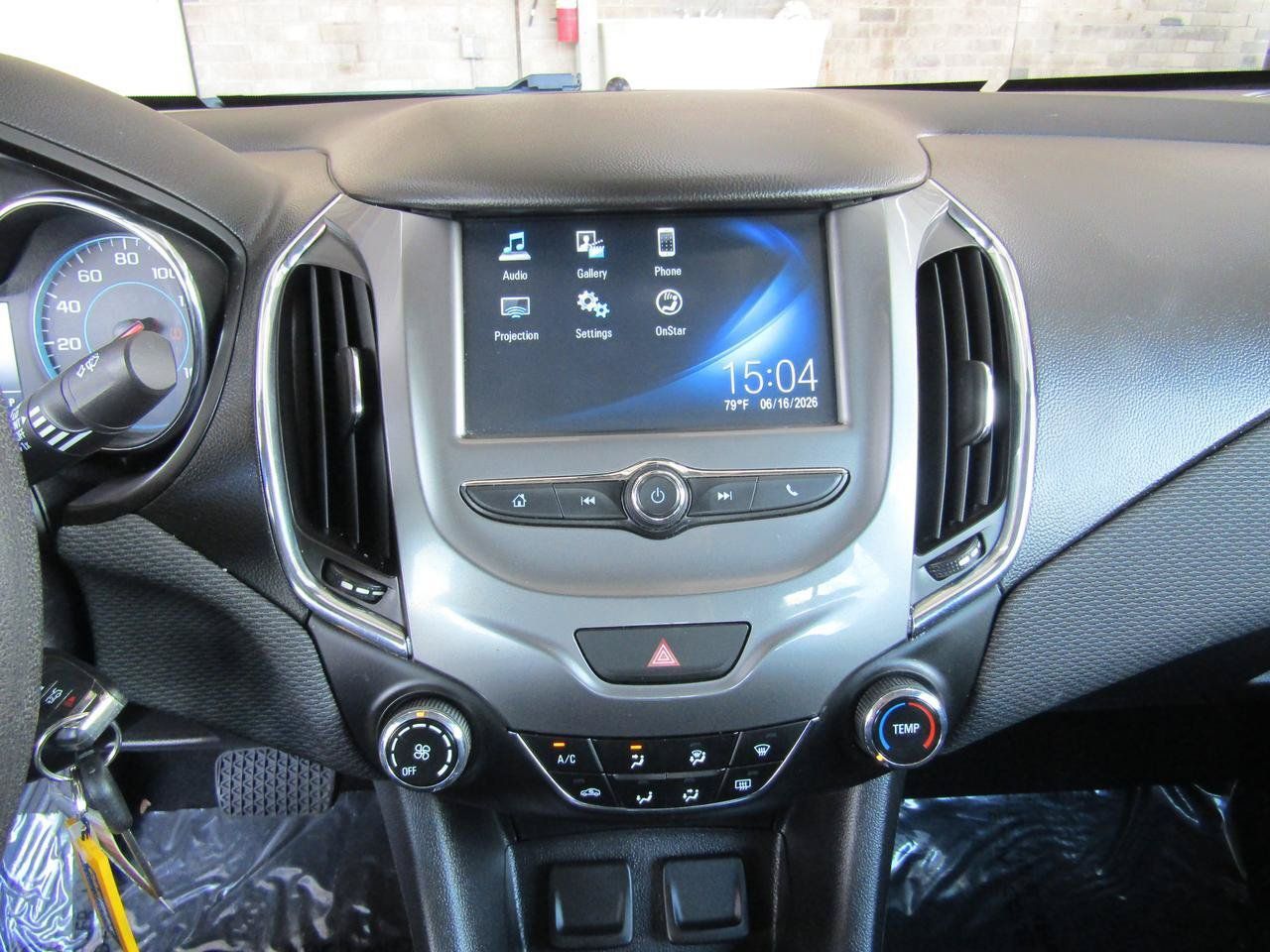 Used 2017 Chevrolet Cruze LT FWD image 18