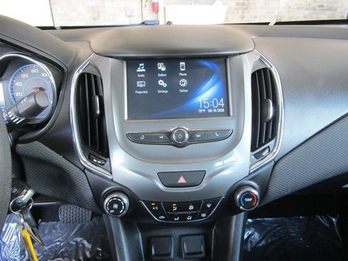 Used 2017 Chevrolet Cruze LT FWD image 18