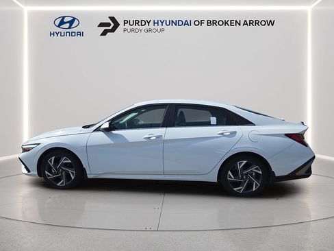 Certified 2025 Hyundai Elantra Limited FWD image 8
