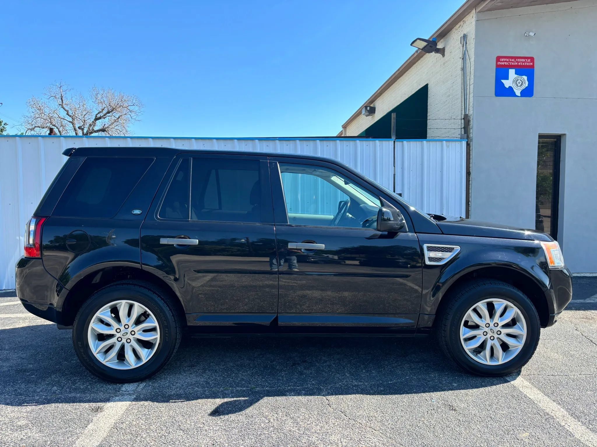 Used 2011 Land Rover LR2 HSE AWD/4WD image 6
