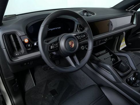 Certified 2026 Porsche Cayenne Coupe AWD/4WD image 4