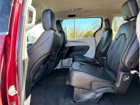 Used 2023 Chrysler Pacifica Touring-L image 18