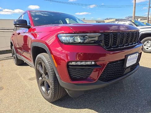 Used 2023 Jeep Grand Cherokee Limited w/ Black Appearance Package AWD/4WD image 5