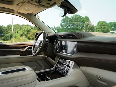 Used 2021 GMC Yukon XL Denali w/ Denali Premium Package AWD/4WD image 16