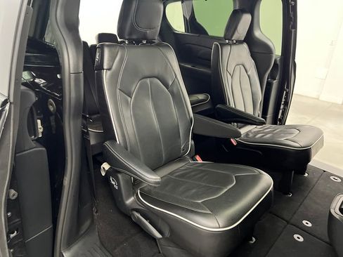 Used 2025 Chrysler Pacifica Limited image 22