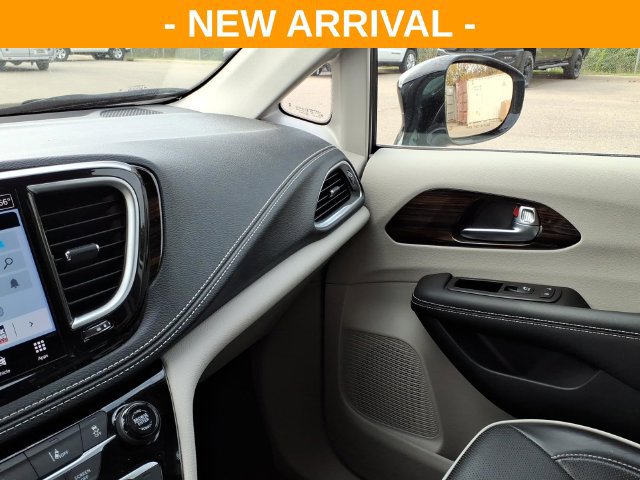 Used 2024 Chrysler Pacifica Limited FWD image 26