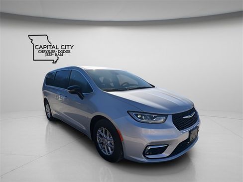 New 2026 Chrysler Pacifica Select image 3
