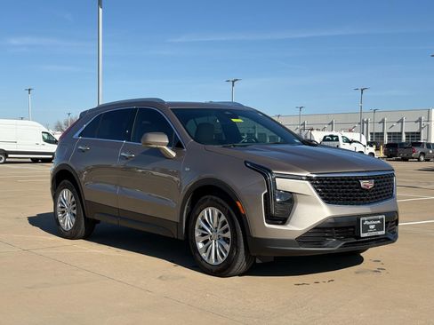 Certified 2024 Cadillac XT4 Luxury w/ Cold Weather Package image 1