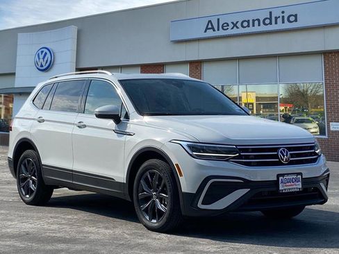 Certified 2022 Volkswagen Tiguan SE image 1