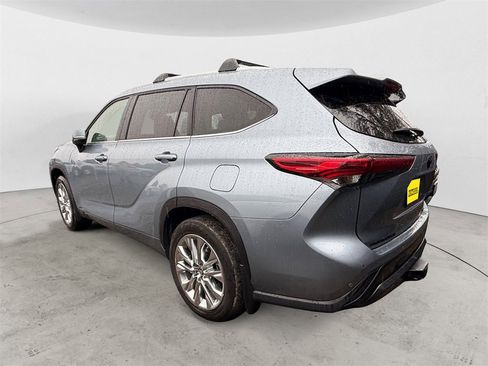 Used 2023 Toyota Highlander Limited image 2