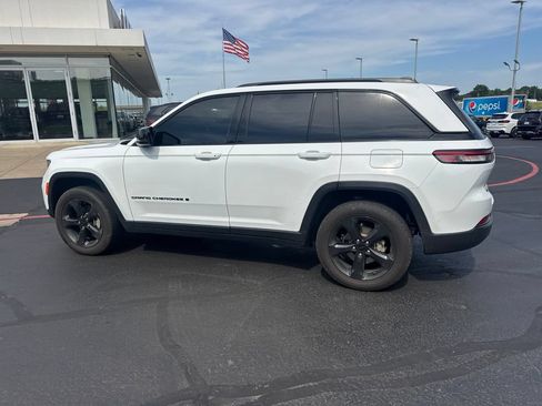 Used 2023 Jeep Grand Cherokee Altitude AWD/4WD image 9