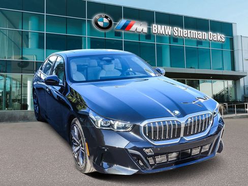 Used 2026 BMW 530i w/ M Sport Package RWD image 3
