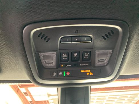 Used 2023 Chevrolet Traverse Premier FWD image 27
