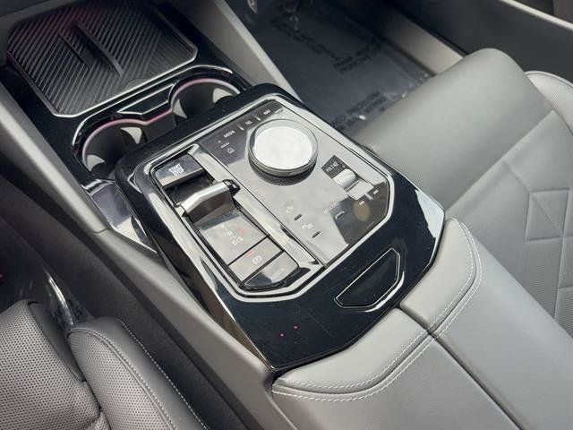 Used 2025 BMW 550e xDrive w/ Premium Package AWD/4WD image 19