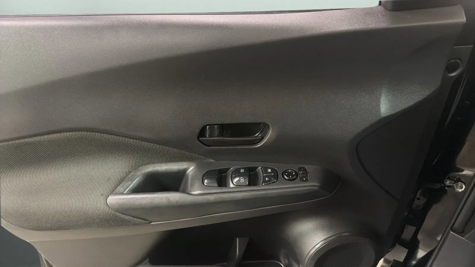 Used 2018 Nissan Kicks S FWD image 17