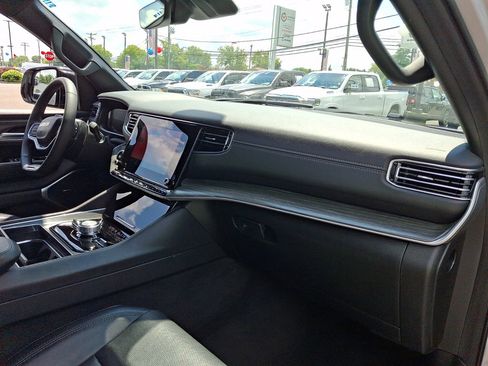 Used 2024 Jeep Wagoneer Series III AWD/4WD image 11