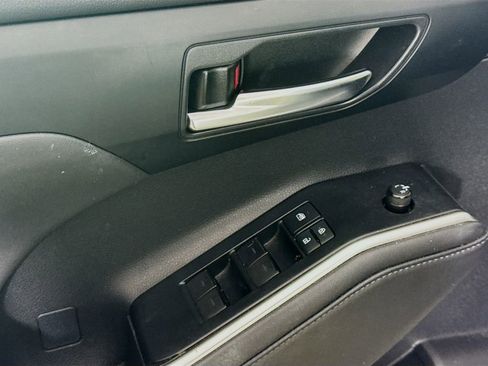 Used 2020 Toyota Highlander XLE FWD image 18