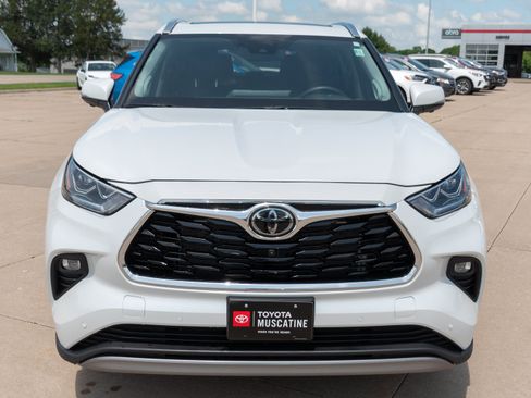 Used 2024 Toyota Highlander Platinum AWD/4WD image 4