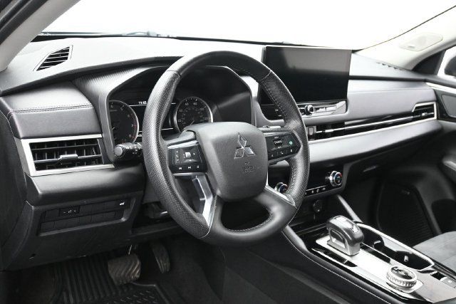Used 2025 Mitsubishi Outlander SE FWD image 15