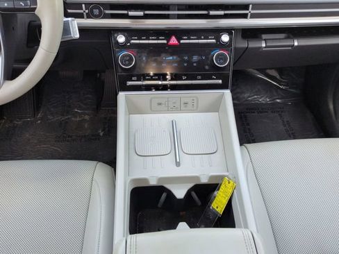 Used 2025 Hyundai Santa Fe SEL FWD image 17