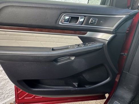 Used 2017 Ford Explorer Platinum image 21