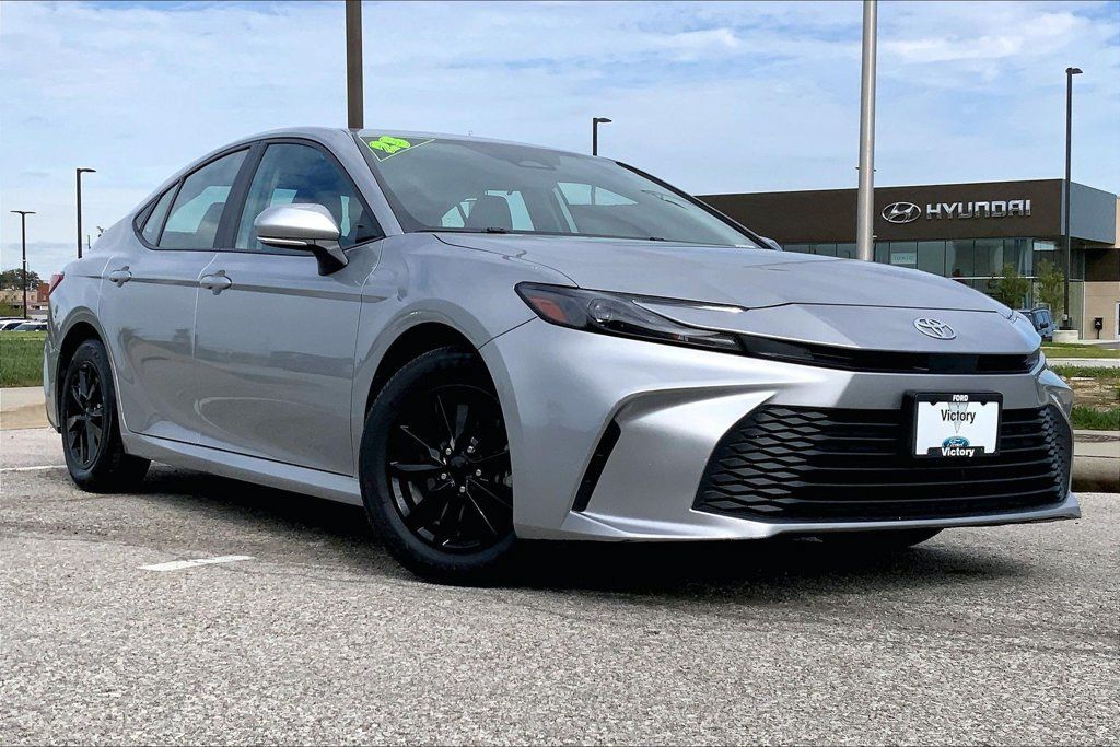 Used 2025 Toyota Camry LE FWD image 33