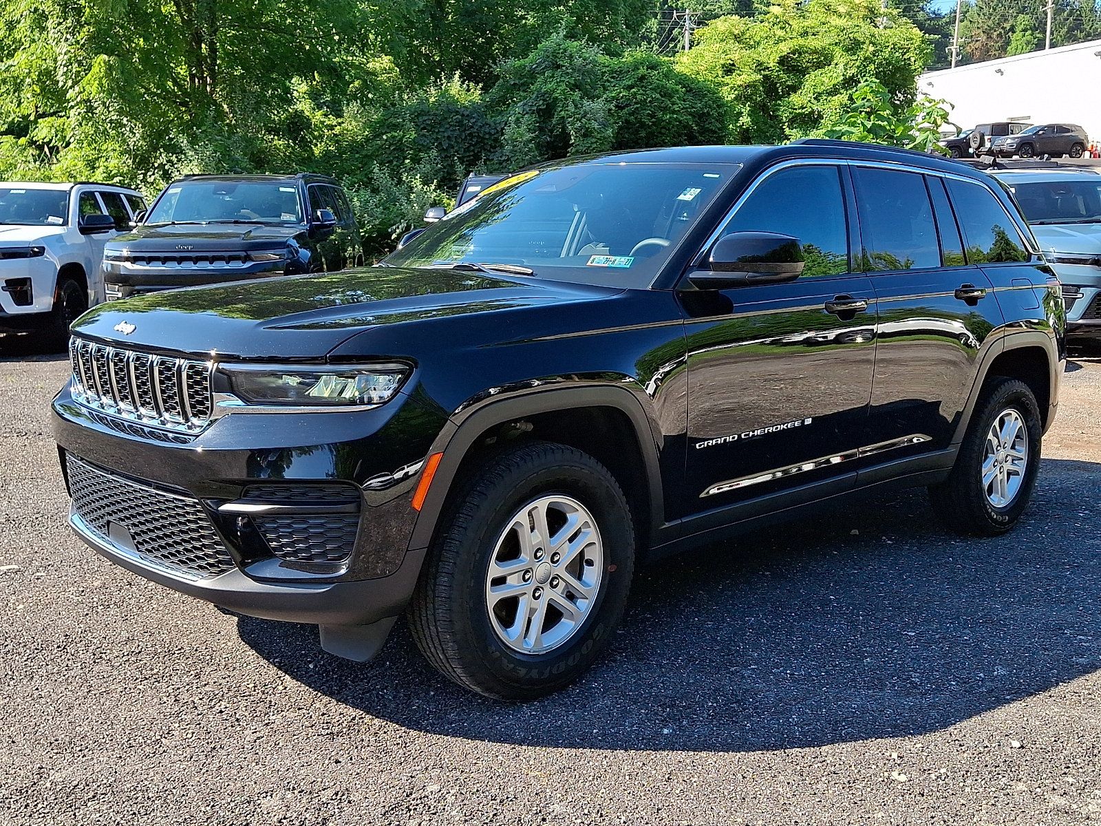 Certified 2025 Jeep Grand Cherokee Laredo w/ Luxury Tech Group I AWD/4WD image 3