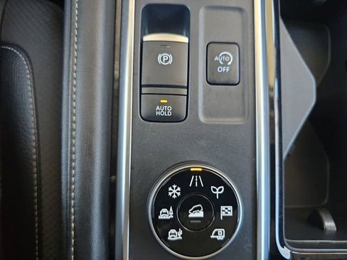 Used 2025 Nissan Pathfinder SL image 30