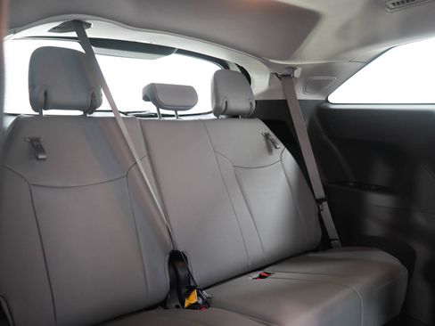 Used 2025 Toyota Sienna XLE image 13