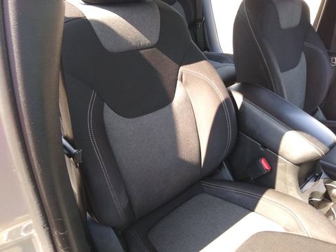 Used 2015 Jeep Cherokee Sport image 23