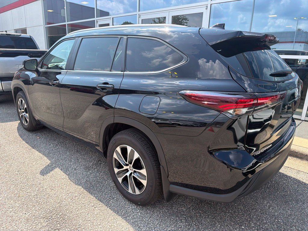 Used 2025 Toyota Highlander XLE FWD image 2