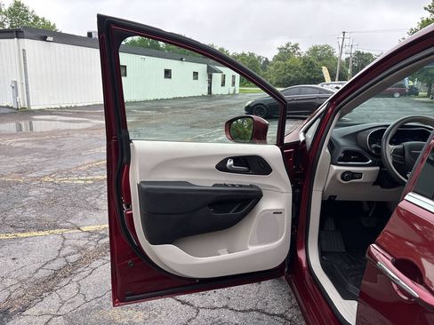 Used 2020 Chrysler Pacifica Limited w/ Advanced Safetytec Group FWD image 28