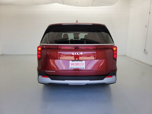 Used 2025 Kia Carnival FWD image 6